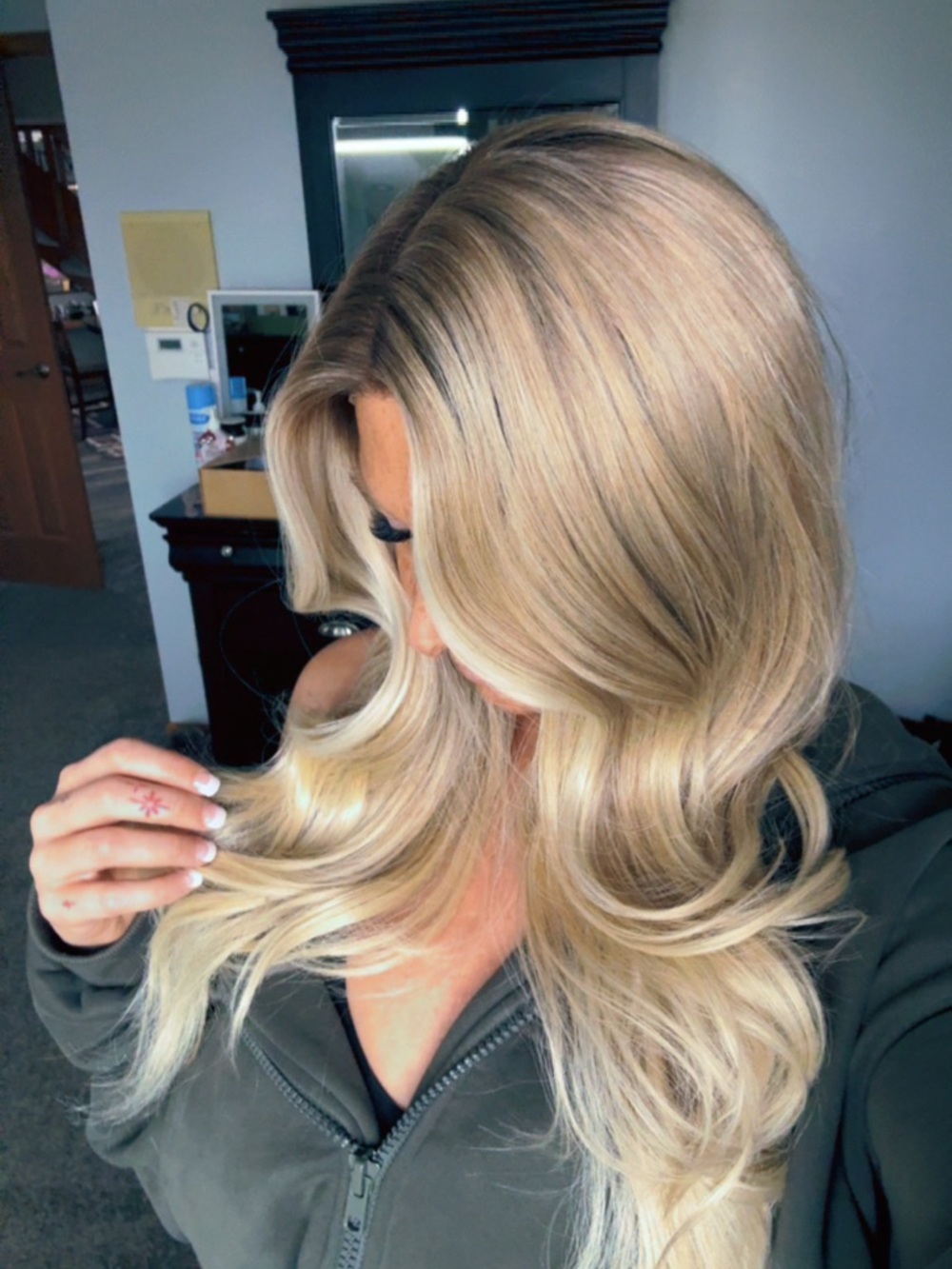 Brett (high rise blonde) T-part lace front wig - Picture 3 of 3
